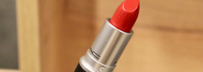 Лучший красный: MAC Matte Lipstick в знаменитом оттенке 612 Russian Red