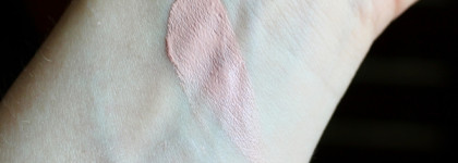 Подсвечивающий корректор для кожи вокруг глаз Catrice Under Eye Brightener в оттенке 010 Light Rose