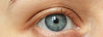 Бюджетная находка для свежего взгляда без тёмных кругов: Essence Correct & Conceal Under Eye Brightening Concealer в оттенке 10 Light