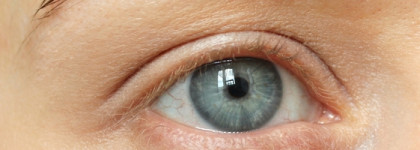 Бюджетная находка для свежего взгляда без тёмных кругов: Essence Correct & Conceal Under Eye Brightening Concealer в оттенке 10 Light