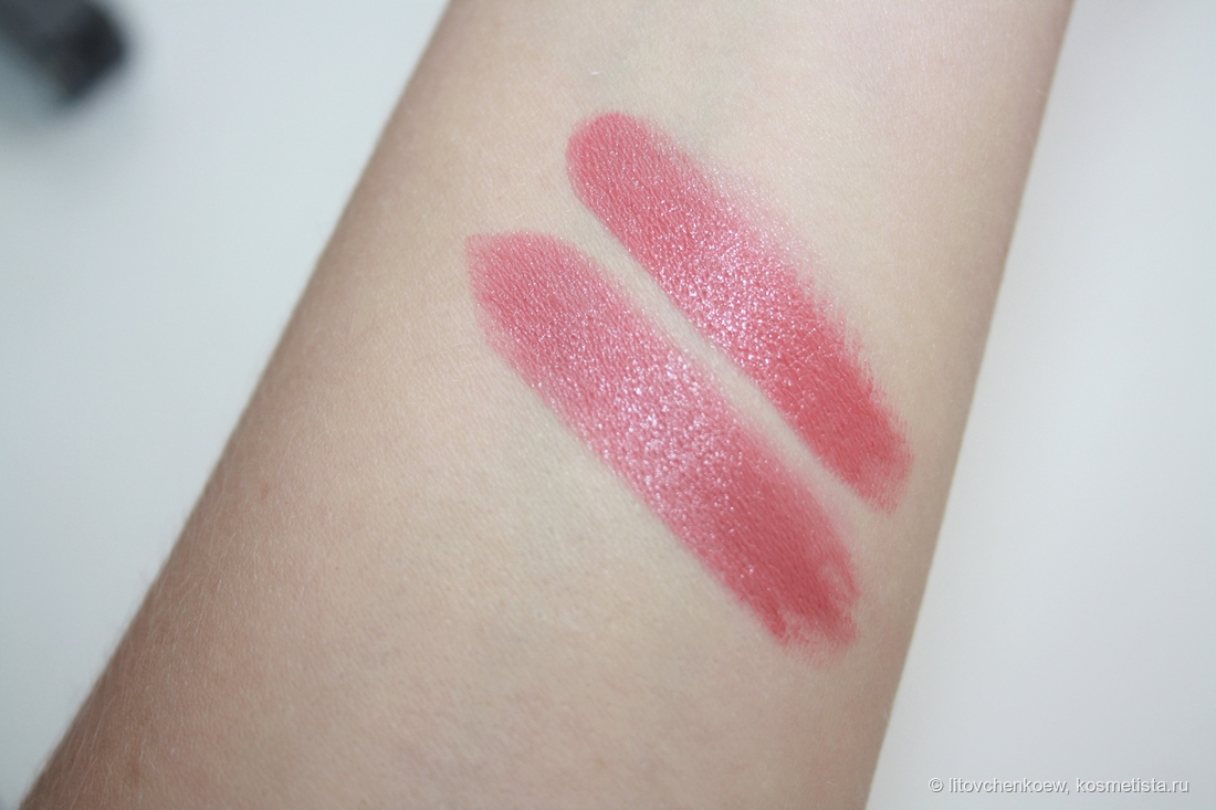 Слева - MAC Love Me Lipstick 405 Under the Covers, справа - Guerlain 62 Rouge G de Guerlain   (фото при дневном свете)