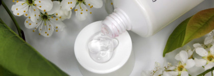 Мицеллярный очищающий гель 4 в 1 "Ирис и Гинкго" с гиалуроновой кислотой от Green Planet