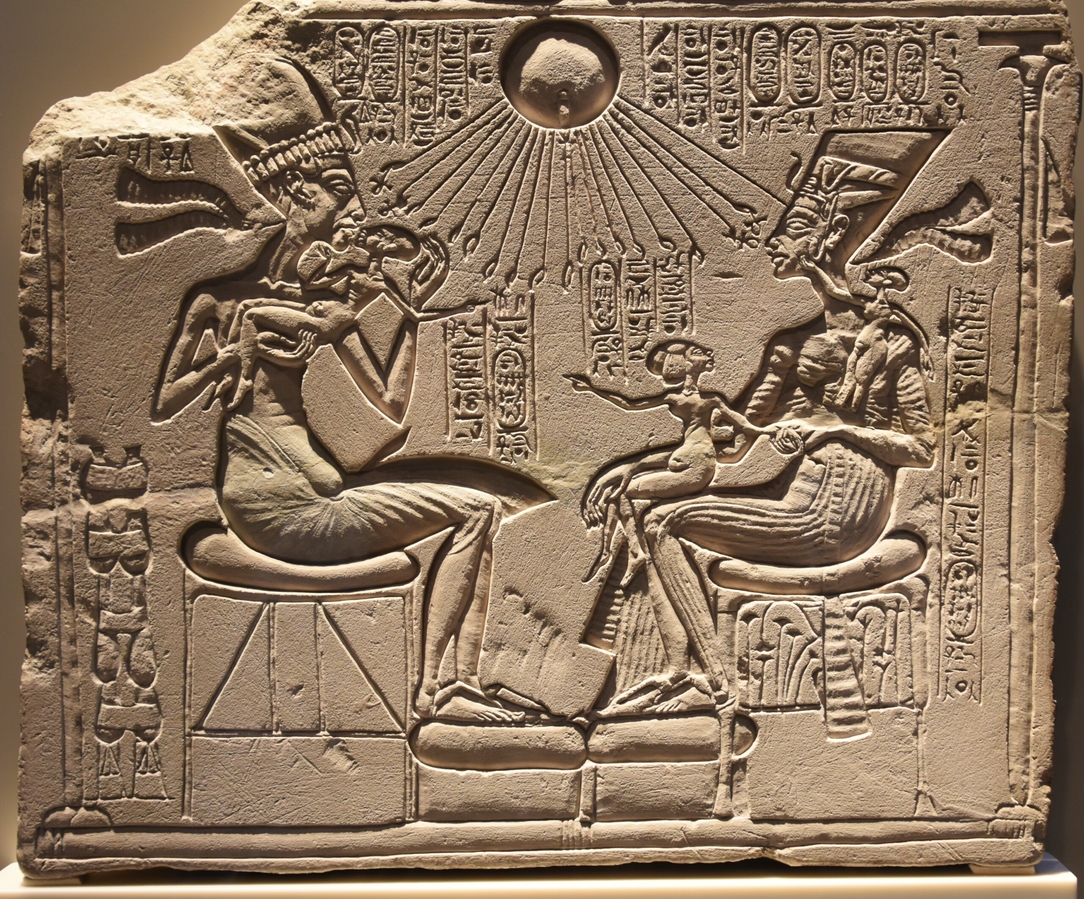 Эхнатон в кругу семьи. У него на руках старшая дочь, Анхесенамон была третьей, значит, скорее всего, она - на плече Нефертити (если ориентироваться на размер детей :) )