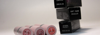 10 оттенков помады Avon "СуперУвлажнение" с гиалуроновой кислотой