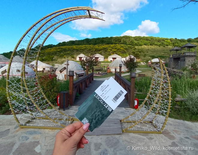 Инсталляцию в виде полумесяца здесь поставили в прошлом году к Рамазану; в тот месяц здесь еще была пушка, залпом из которой гостей приглашали на ифтар