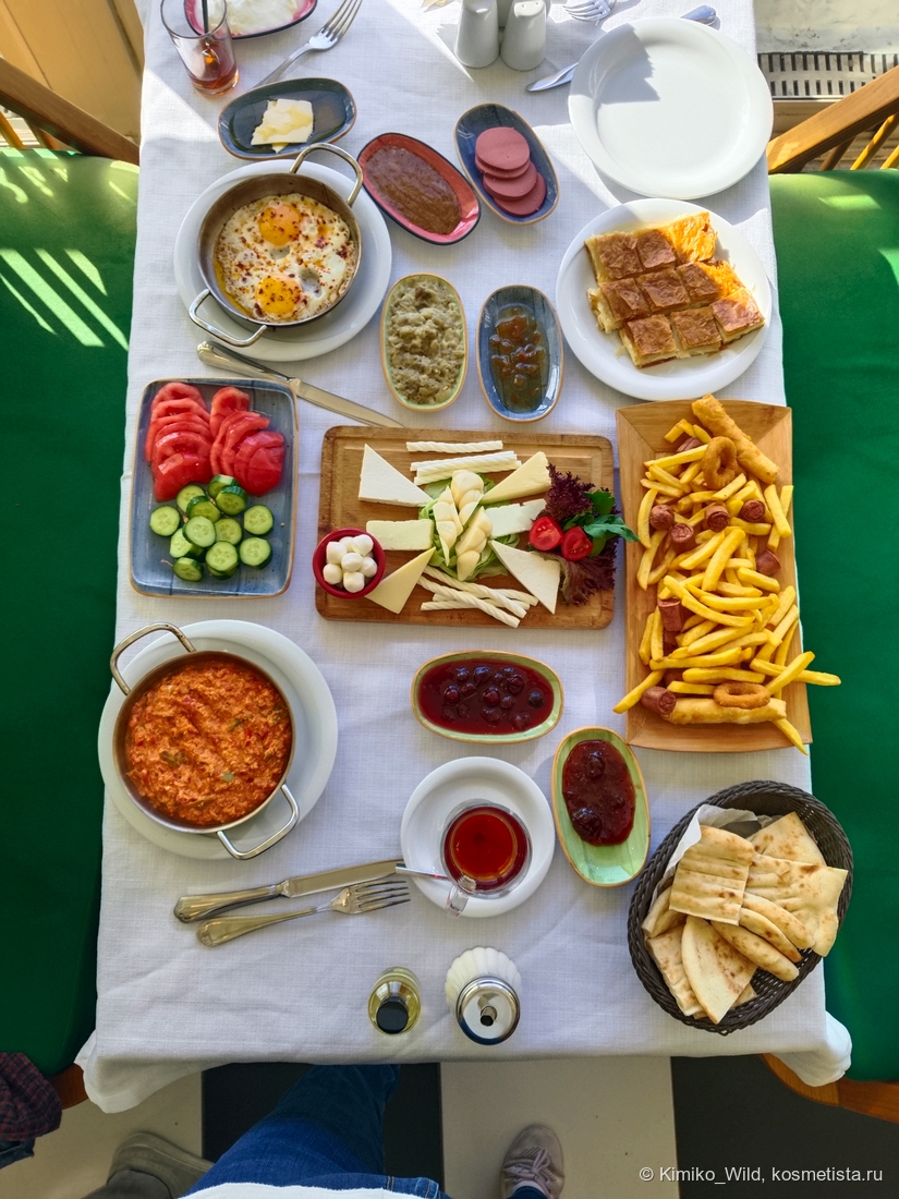 Завтрак на троих. Тут и яичница, и менемен, и разные сыры, и катошка фри с жареными сосисками, и местный вариант ачмы плюс мезе, варенья, мед,