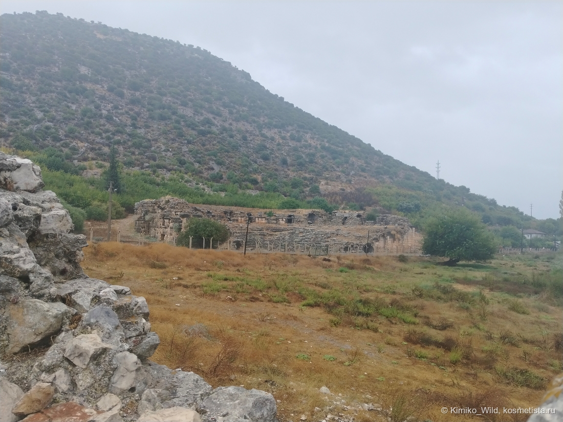 Лимира. Дождливый вид на амфитеатр