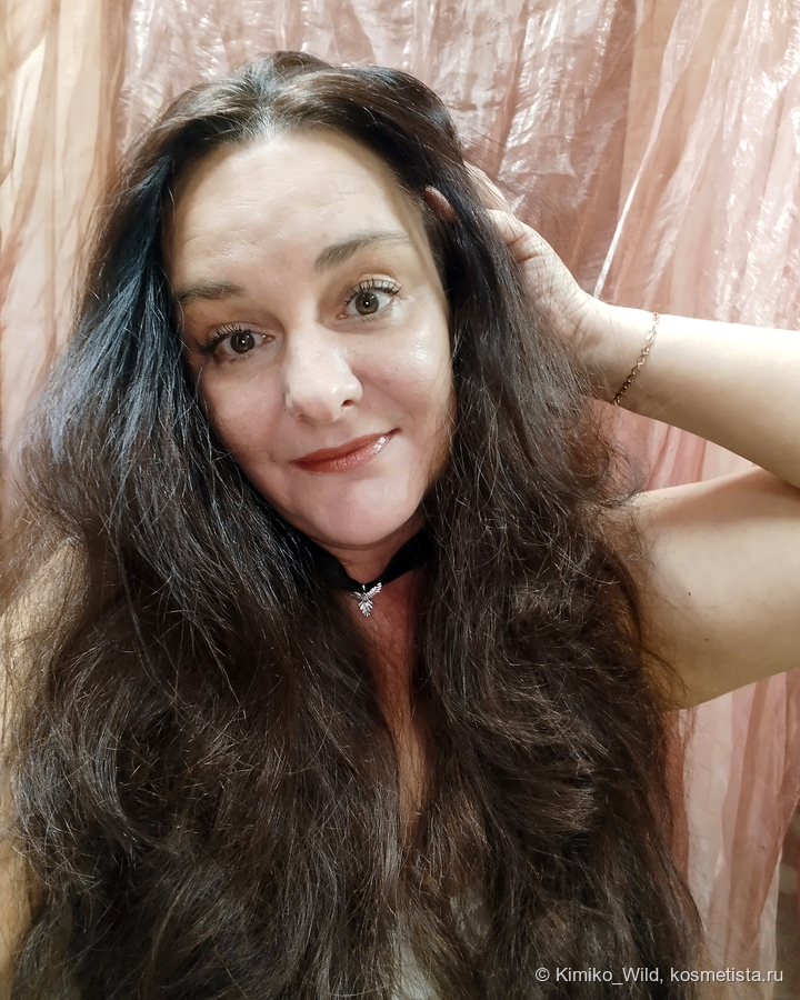 Из косметики только тушь и помада, а "пестрость" сосудистых щек отлично рассматривается "нос к носу"