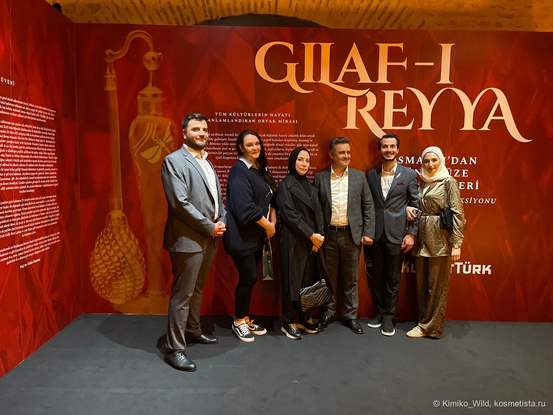 Все красивые и нарядные, только я в туристическо-походном облачении, т.к. весь день бегала по Стамбулу... Слева направо: Таха Болад – главный менеджер, фактически правая рука владельца марки (он чаще всего бывает в бутике в Нишанташы), даму в черном не знаю, владелец Parfümane Бекир Кантарджы, его сын Ясир с супругой