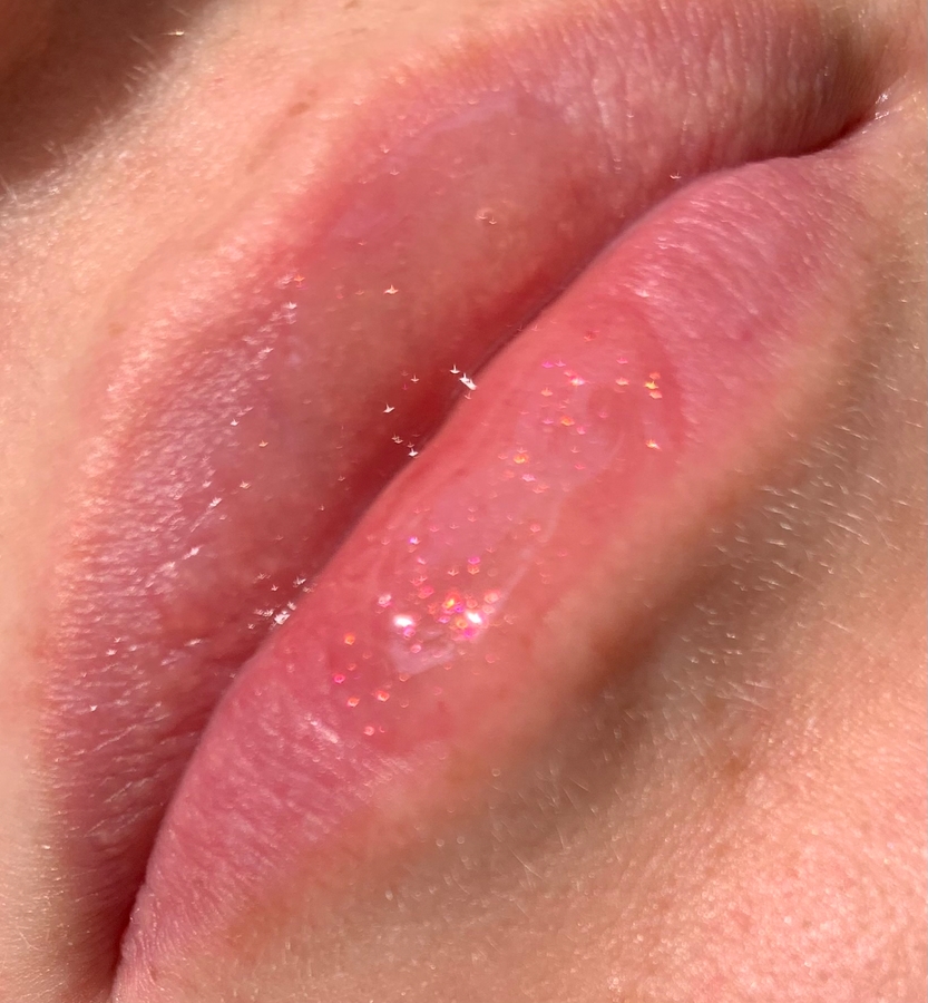 Catrice summer obsessed cooling lip oil, тон C02 Lemon Spritz, расфокус, чтобы рассмотреть шиммер