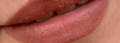 Любимые нюдово-коричневые помады - Charlotte Tilbury Very Victoria, L'Oreal Color Riche, оттенок 550, Mac Creme in your cofee и сравнительные свотчи