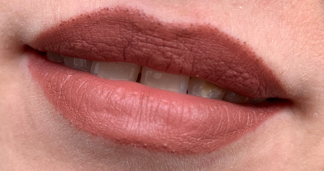 L'Oreal Color Riche Intense Volume Matte, оттенок 550 у окна