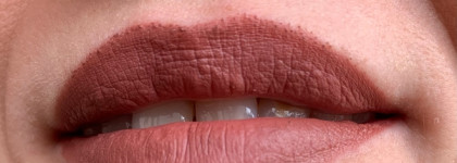 Любимые нюдово-коричневые помады - Charlotte Tilbury Very Victoria, L'Oreal Color Riche, оттенок 550, Mac Creme in your cofee и сравнительные свотчи