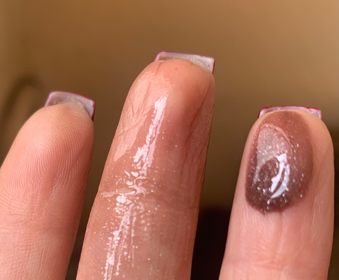 Глянец при плотном нанесении - шикарен. можно ловить блики!