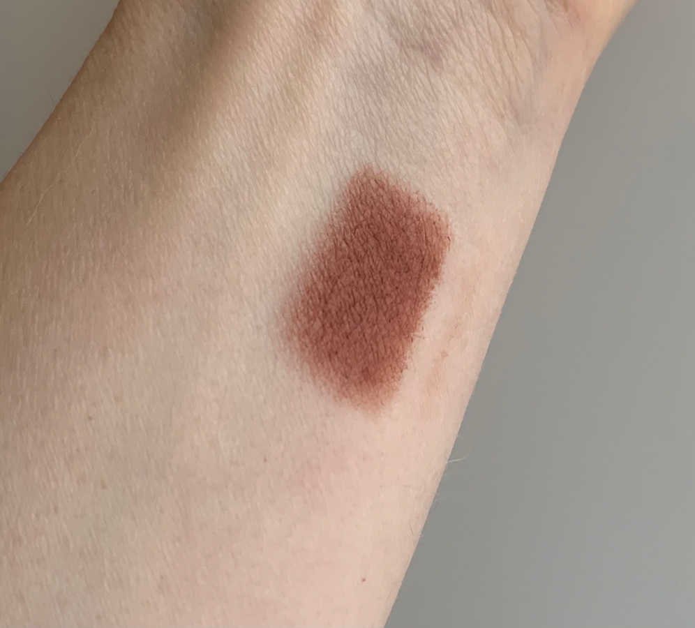 Фото сделано у окна в помещении