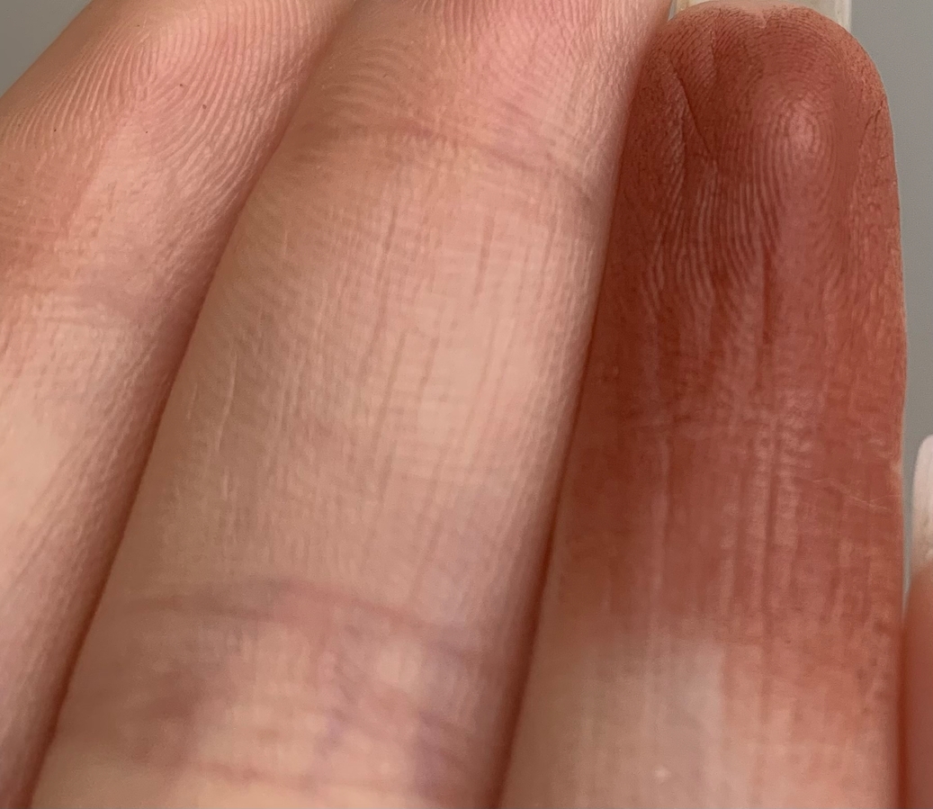 Фото сделано у окна в помещении