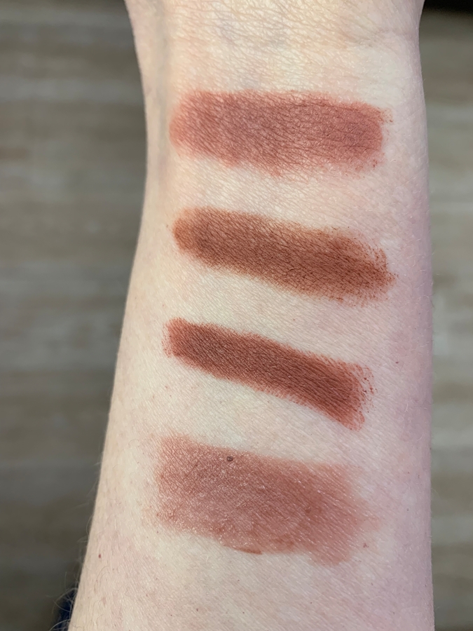 фото при дневном свете у окна, сверху вниз: charlotte tilbury very victoria, Герой поста, Color Riche Intense Volume Matte 550,chupa chups marshmallow lip mousse  hot cocoa