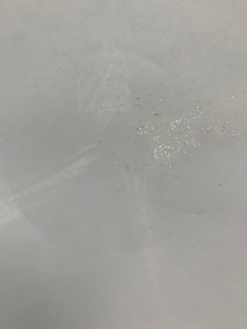 На фото хорошо заметны крупные блестки в розовом отсекк