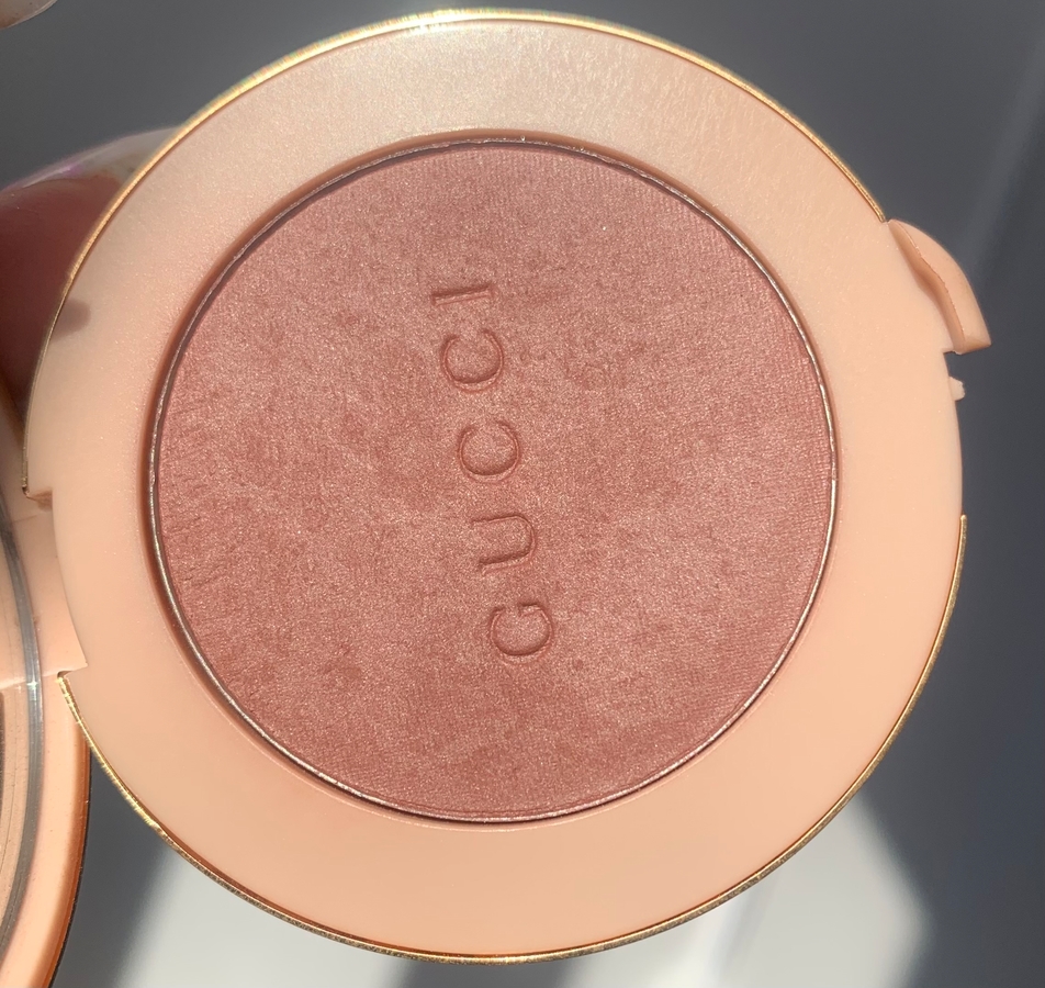 Сияние очень заметно, финиш точно не матовый