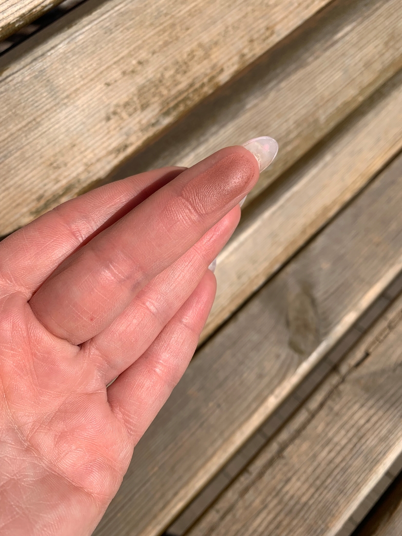 На улице на солнце, сияние видно достаточно сильно