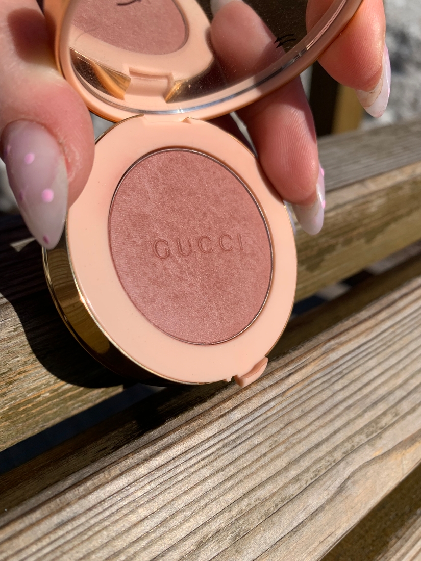 На улице, виден розовый и красный пигмент