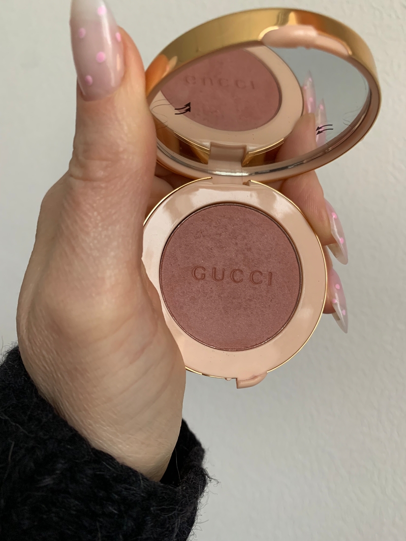 В помещении,