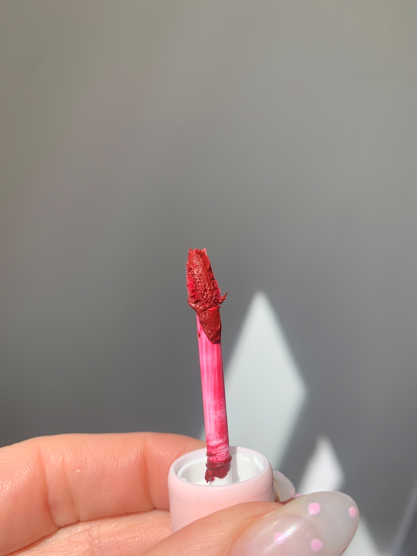 Аппликатор небольшой, ворсовый, кажется, что продукта много, но мне как раз хватает нанести один слой