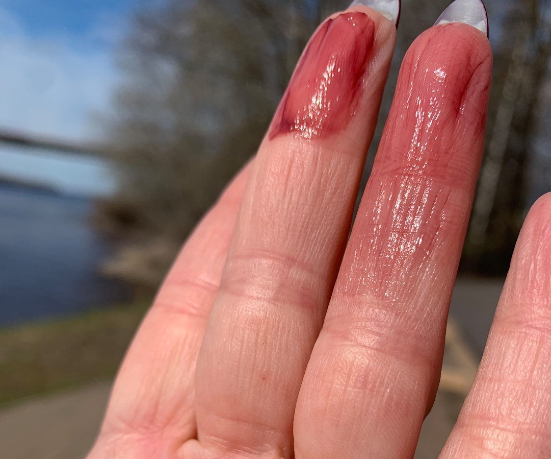 Слева наслаивание, справа тонко один слой