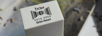 Сочная малина и желто-зелёный дуохром суперстойкого лака для ногтей Bow nail Polish "Grim Heart"