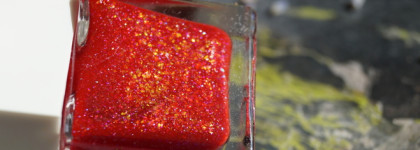 Сочная малина и желто-зелёный дуохром суперстойкого лака для ногтей Bow nail Polish "Grim Heart"