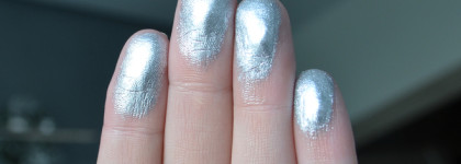 Essence Melted Chrome Eyeshadow в оттенке 04 steel the look - расплавленное серебро