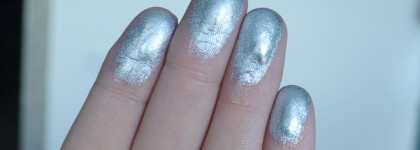 Essence Melted Chrome Eyeshadow в оттенке 04 steel the look - расплавленное серебро