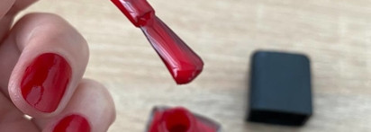 Красный Catrice Лак для ногтей Iconails Gel Lacquer 02 Bloody Mary To Go - печаль по ранее идеальному лаку