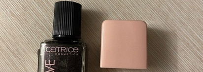 Не просто чёрный - Лак для ногтей Catrice Brave Metallics Nail Polish 01 Starry nights