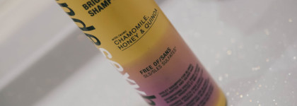 Уход за цветными волосами и блондом. Часть 1: шампуни и кондиционеры на полочке в ванной