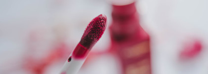 Ягодное масло для губ Clarins Lip Comfort Oil 05 (Intense Pink) и черная водостойкая тушь Clarins Wonder Perfect 4D