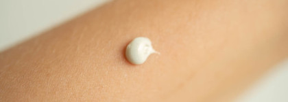 Сиялки для лица от Clarins: SOS Primer 08 и рассыпчатый пигмент для глаз и щек Twist to Glow 02