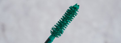 Сдержанная косметичка апреля