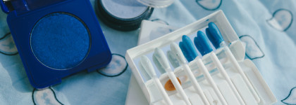 Романтика голубого неба и тени в палочках