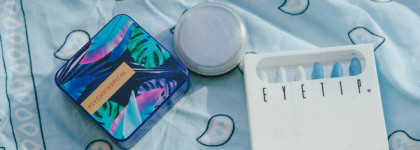 Романтика голубого неба и тени в палочках