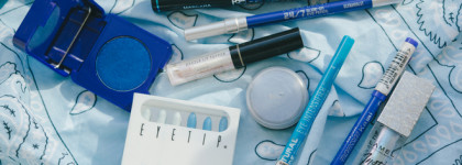 Романтика голубого неба и тени в палочках