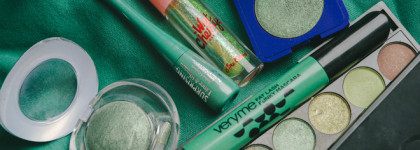 Your green green eyes have a soft moss. Зеленая косметичка