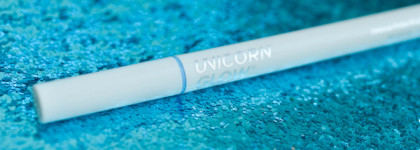 Подводка небесно-голубого цвета Unicorn Glow Unique Color Eyeliner Pen 04 Petrichor