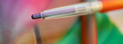 Дуохромный карандаш Arive Makeup Glimmerverse Fairy Wand Multichrome в оттенке 05 Purple Rush