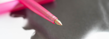 Нежный дуохромный карандаш Beauty Bomb UFO Holographic Conspiracy 02 Buttons