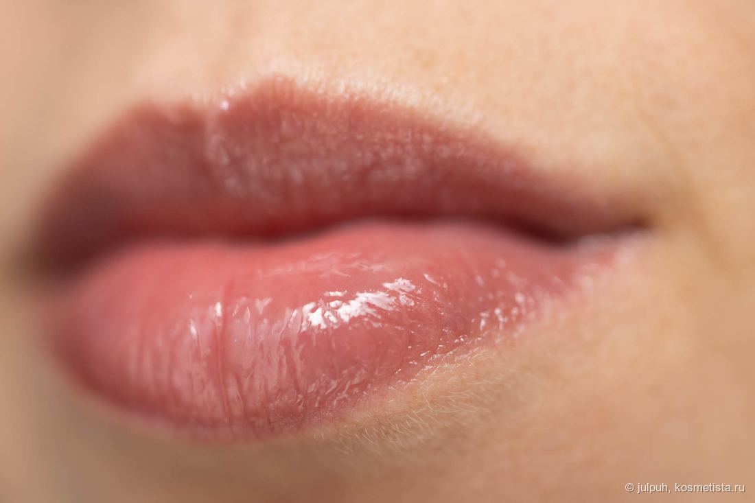 с бальзамом Essence The Super Peptide Glossy Lip Treatment 03 Toffeetastic!