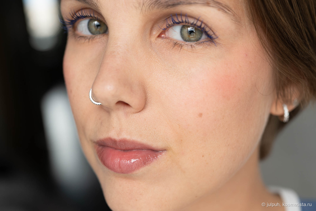 с бальзамом Essence The Super Peptide Glossy Lip Treatment 03 Toffeetastic!