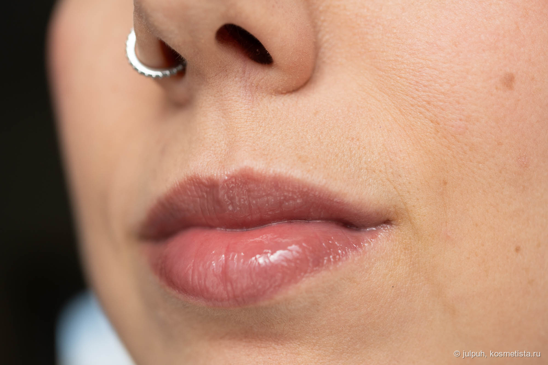 с бальзамом Essence The Super Peptide Glossy Lip Treatment 03 Toffeetastic!