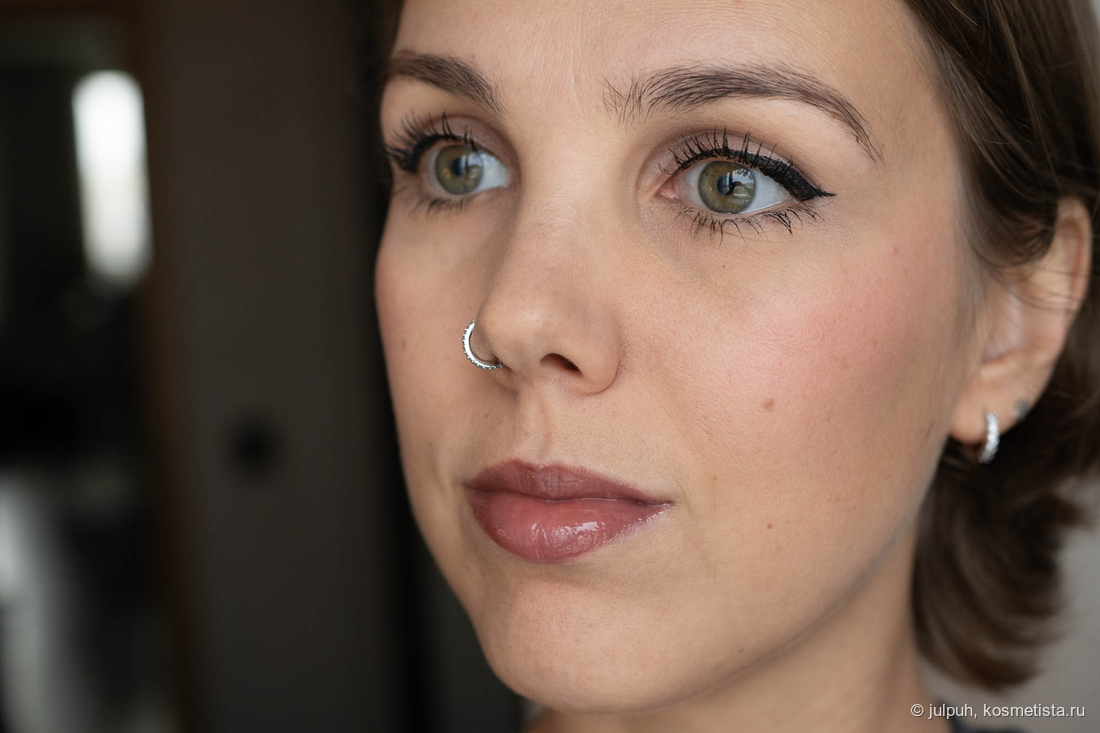 с бальзамом Essence The Super Peptide Glossy Lip Treatment 03 Toffeetastic!