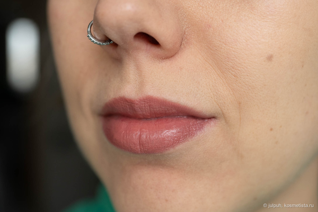 С помадой Arive Makeup Iconic Kiss в оттенке 04 Rosebud